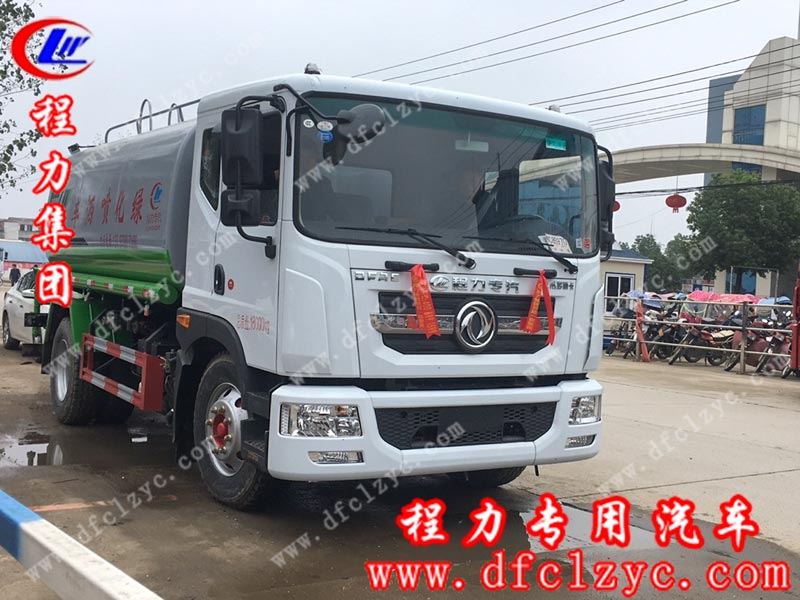 史總駕駛著湖北程力集團(tuán)15噸國(guó)六東風(fēng)D9噴霧車(chē)準(zhǔn)備駛往鄭州